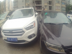 男子驾越野上坡  两次滑溜猛撞后车