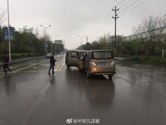 面包车瞬间失控  撞上一旁的小车