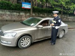 车主大意忘关车窗  副驾上还放着证件和卡